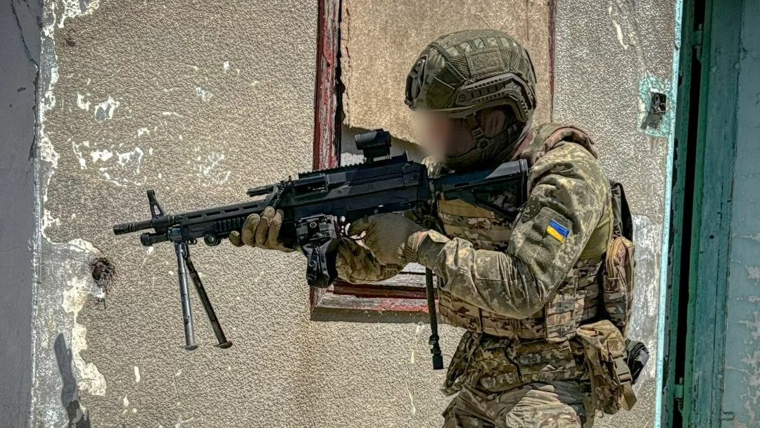 Один проти п’яти: спецпризначенець ГУР зміг самотужки стримати штурм росіян (ВІДЕО)