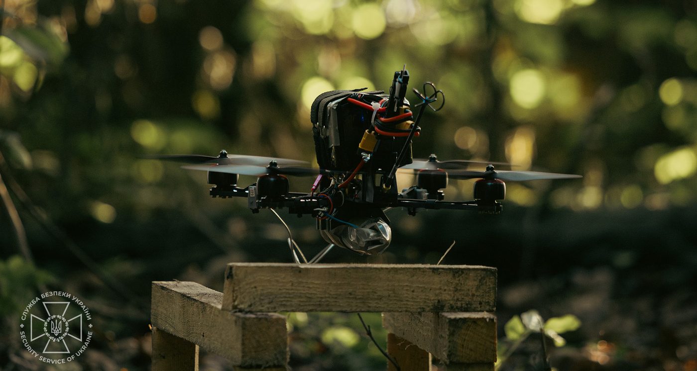 Боєць ССО підбив FPV-дрон рукою, врятувавши себе та побратима (ВІДЕО)