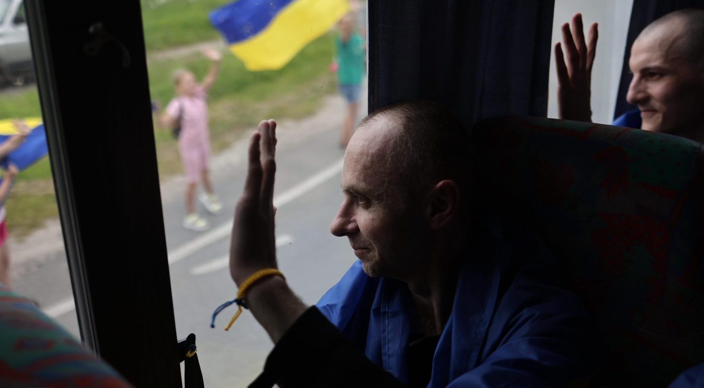 Дізнався, як назвали доньку: якими були перші миті захисників, які повернулися з полону
