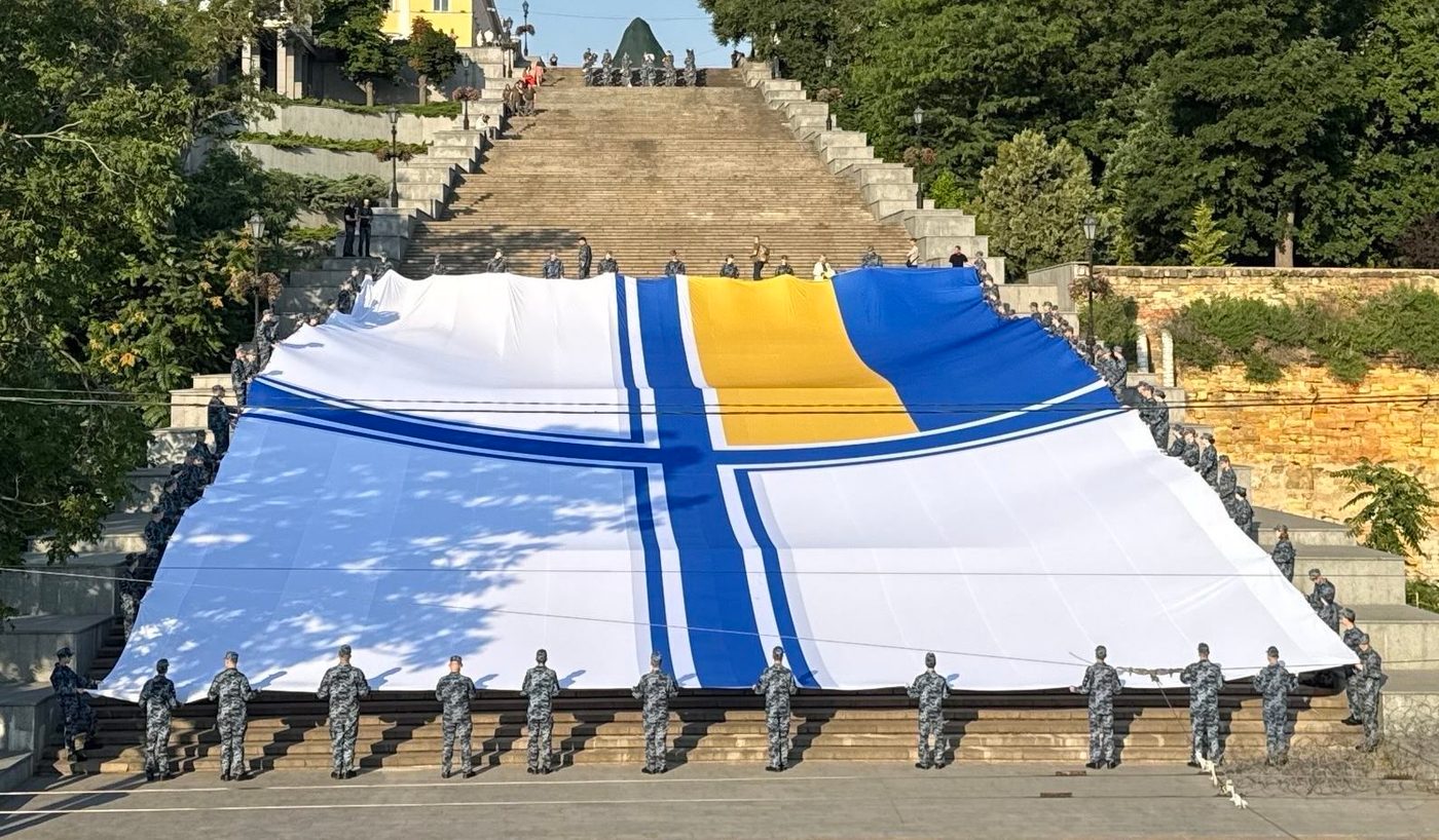 В Одесі розгорнули найбільший в Україні прапор ВМС ЗСУ та встановили рекорд (ВІДЕО)