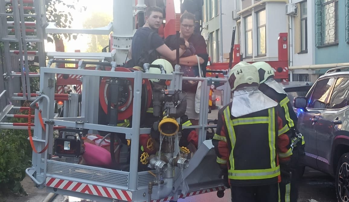 У Києві працівники ДСНС врятували 9 людей під час пожежі у багатоповерхівці (ФОТО)