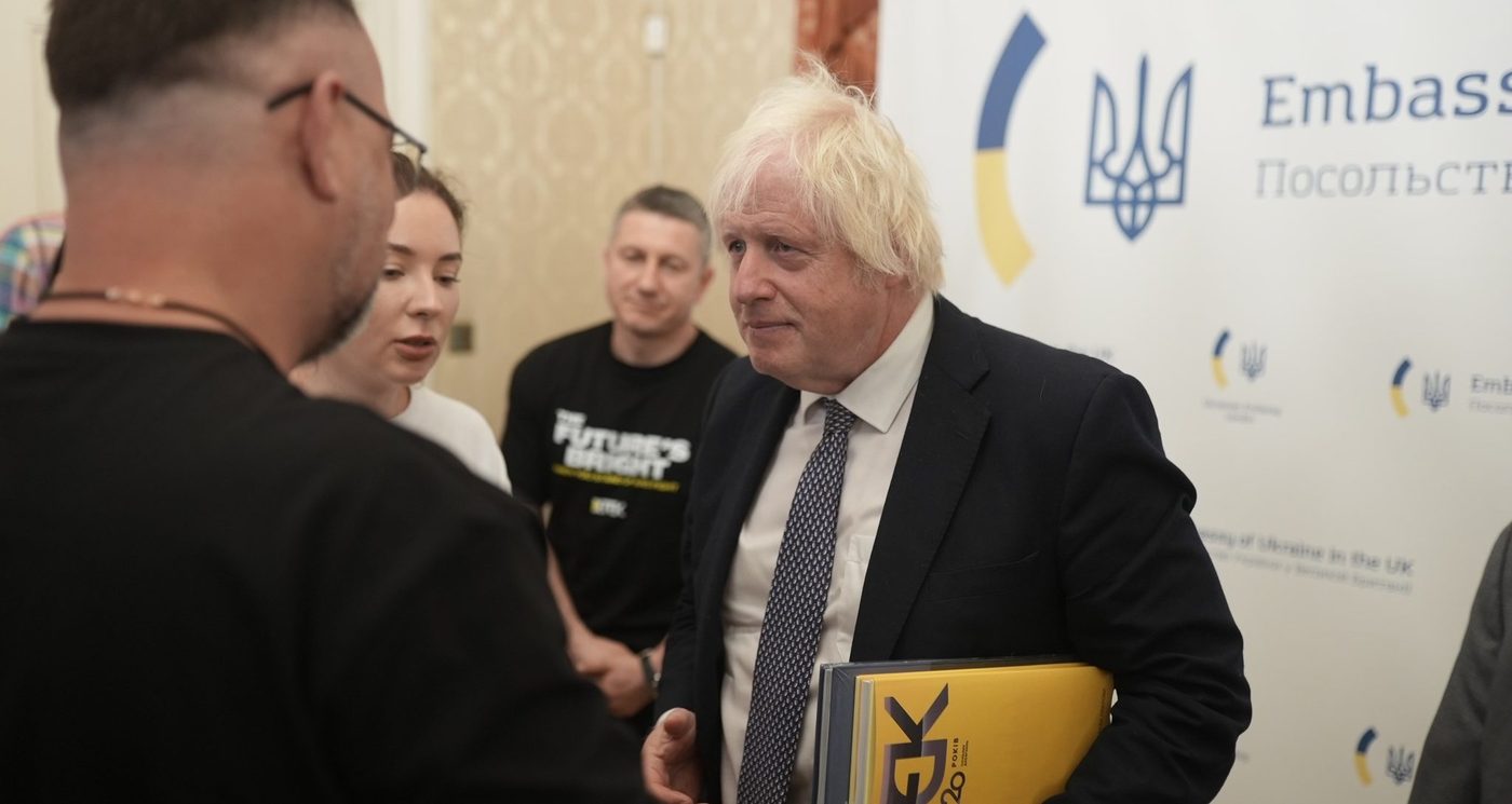 Борис Джонсон зустрівся з українськими ветеранами-енергетиками перед боєм Усика в Лондоні