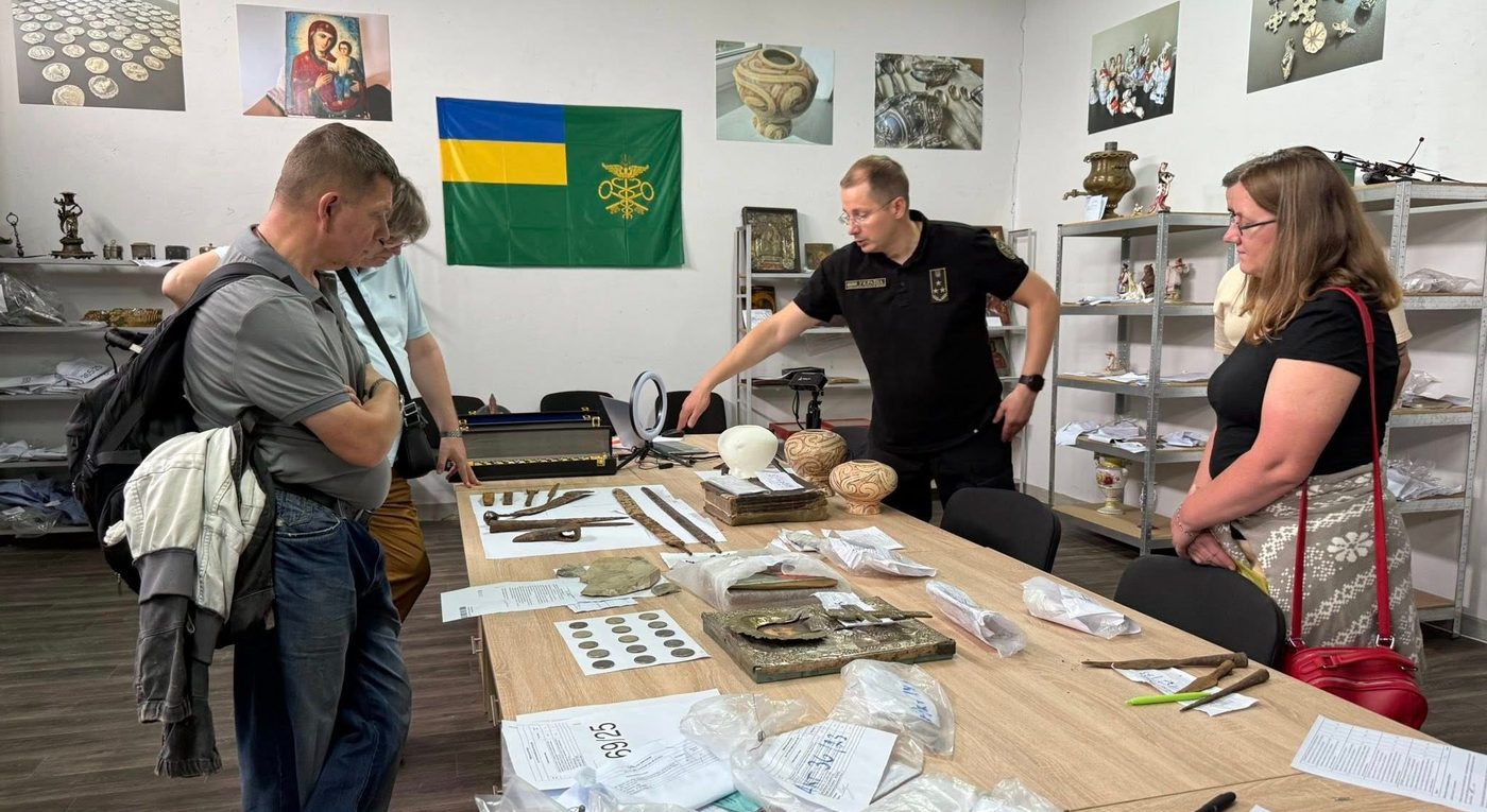 Українським музеям передали ножі доби Київської Русі та скіфські наконечники (ФОТО)