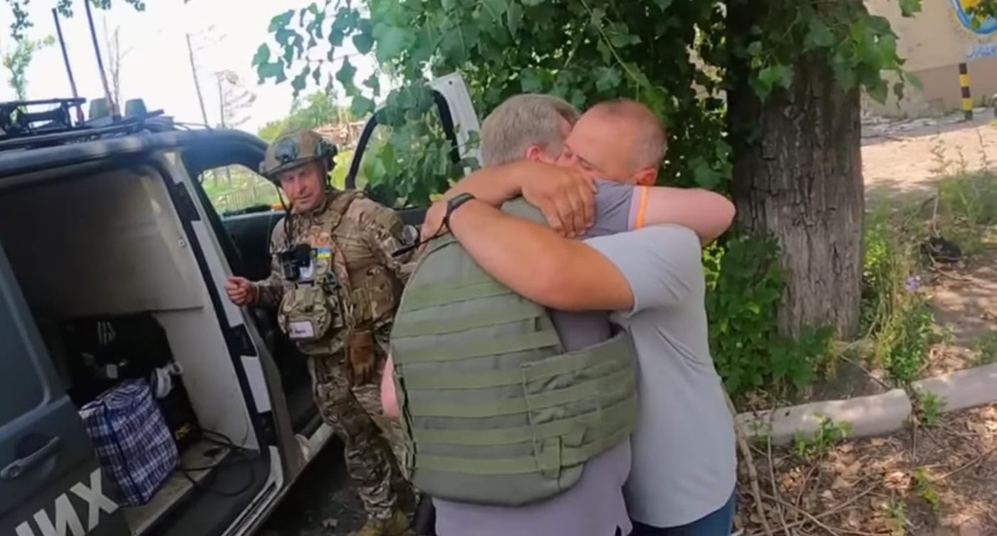 «Білі янголи» під обстрілами евакуювали чотирьох жителів Покровська (ВІДЕО)