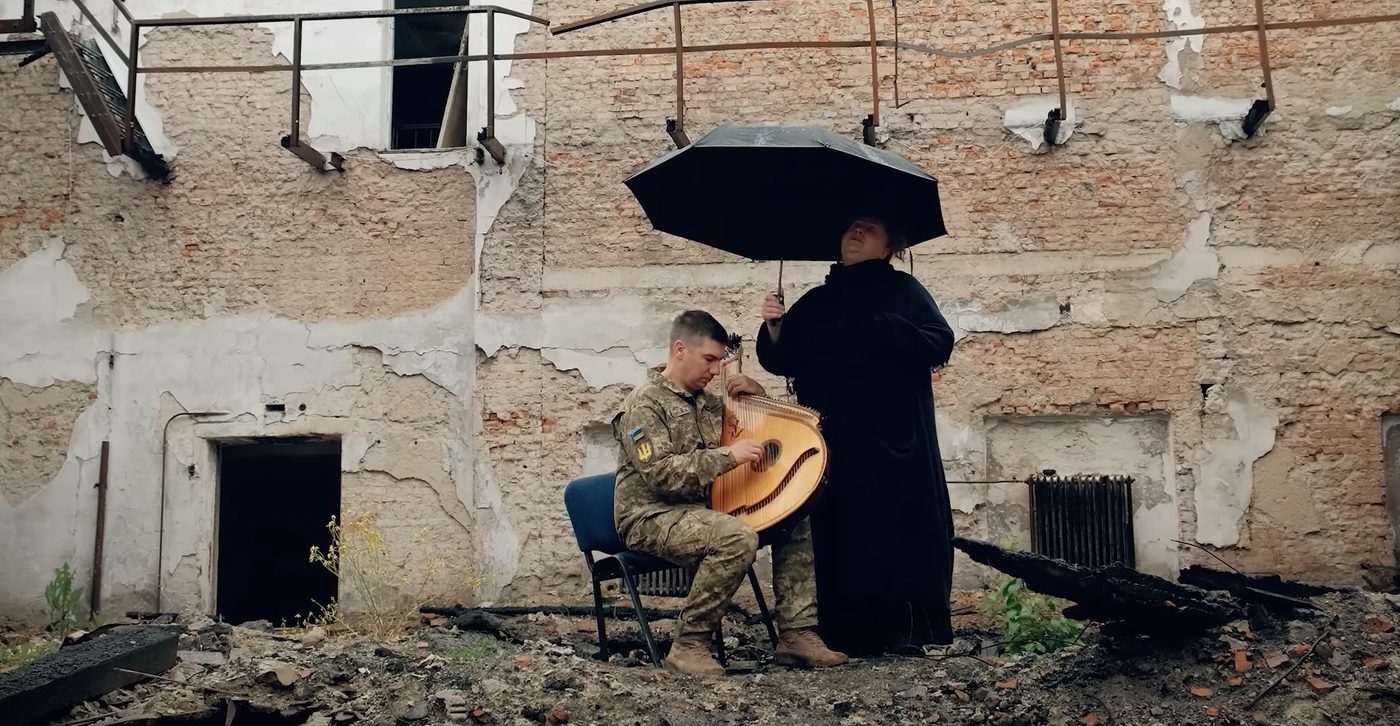 У Вінниці заспівали ліричну пісню на місці, куди у 2022 році влучила російська ракета (ВІДЕО)