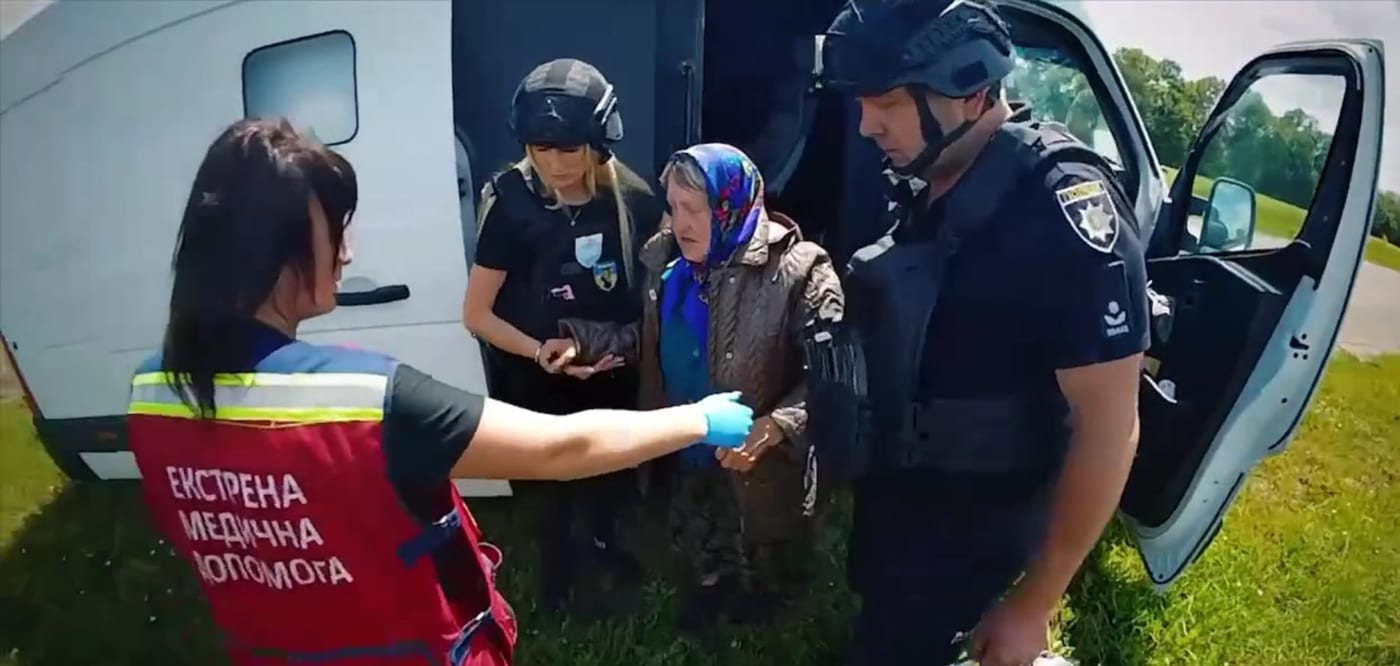 «Білі янголи» евакуювали 76-річну жінку з-під обстрілів на Сумщині (ВІДЕО)