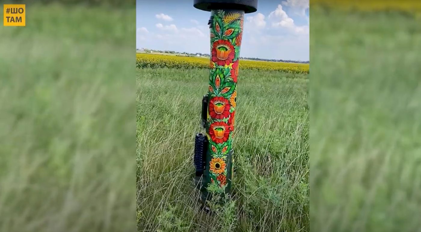 Українка робить петриківський розпис на снарядах