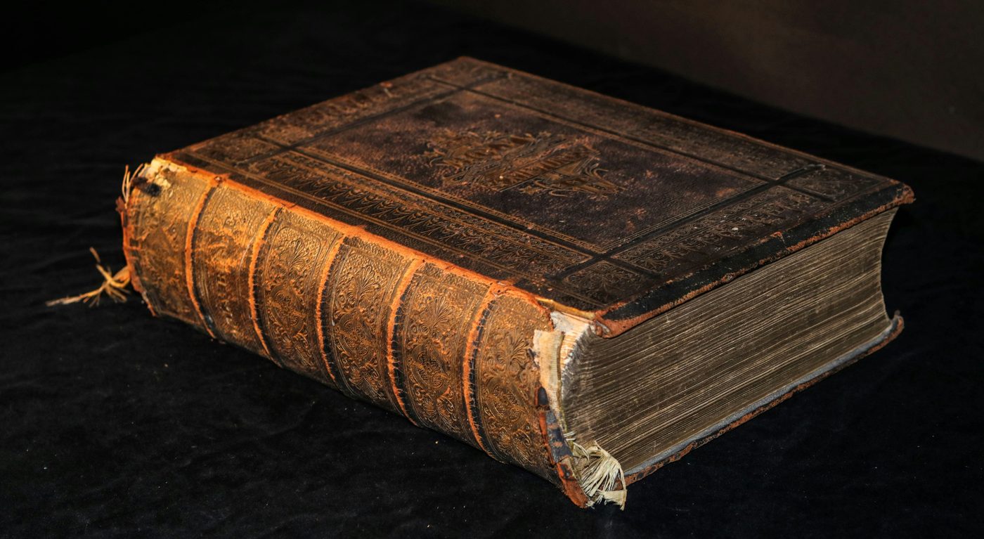 Німкеня передала 8 старовинних книжок українським бібліотекам