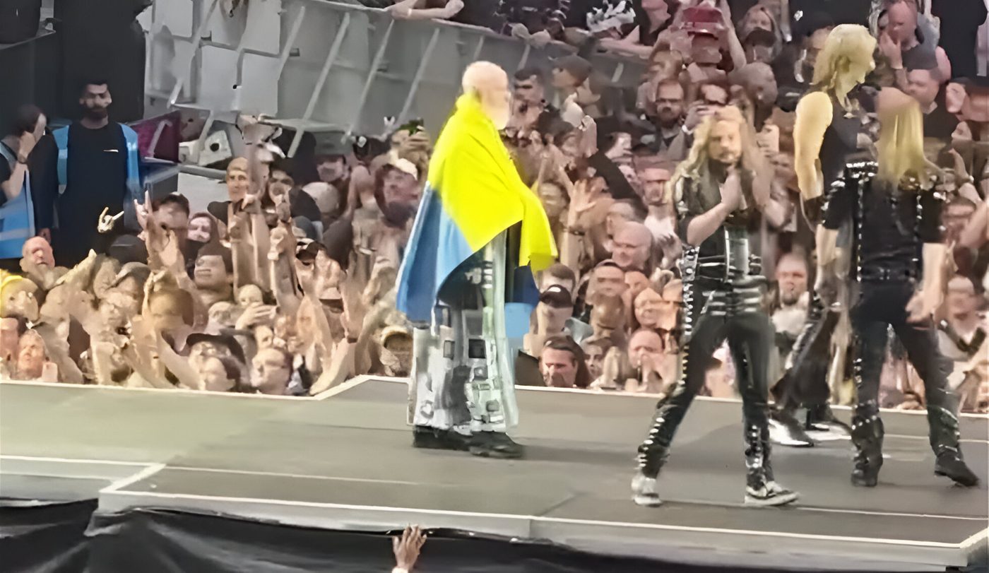Під час концерту до 60-річчя Scorpions на сцені підняли прапор України (ВІДЕО)