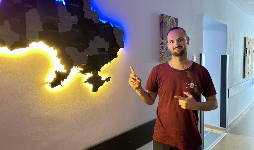 У Львові лікарі зробили операцію французу: він набив тату з гербом України