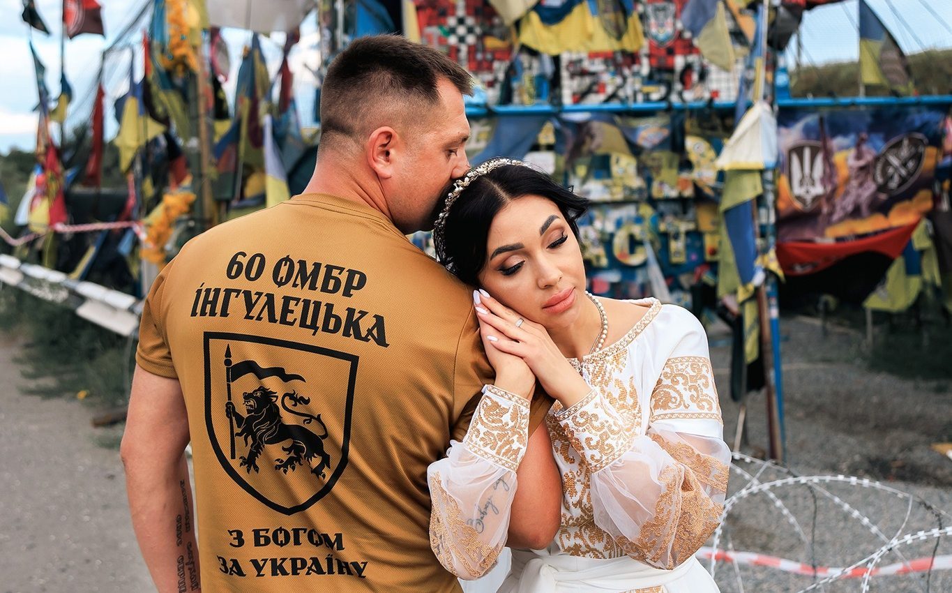 Військовий з 60-ї бригади повінчався зі своєю дружиною на Донеччині (ФОТО)