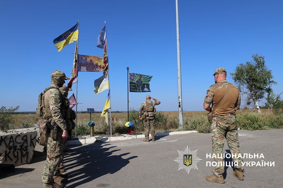 Поліцейські встановили біля стели Донецької області прапор у пам’ять про свого побратима (ФОТО)