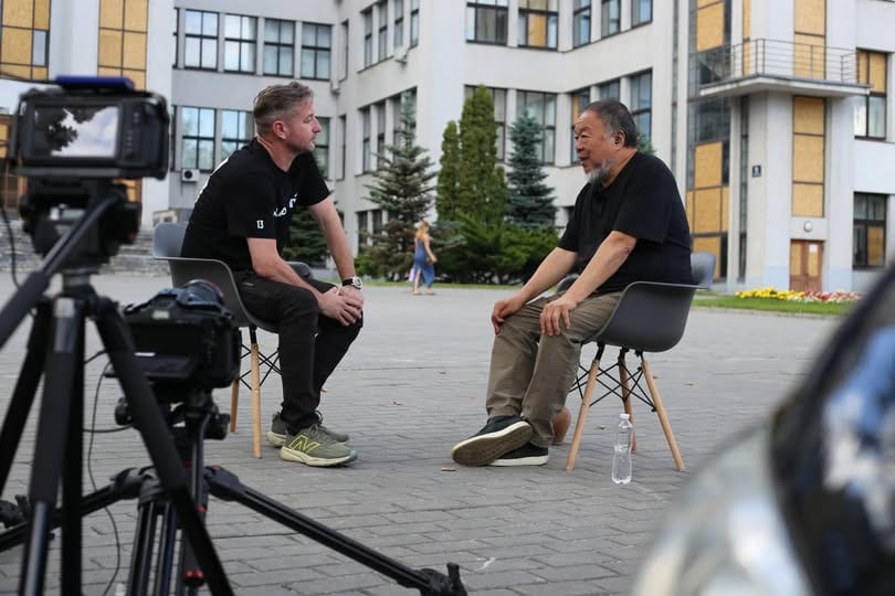 Китайський художник Ай Вейвей приїхав у Харків та відвідав позиції бригади «Хартія»