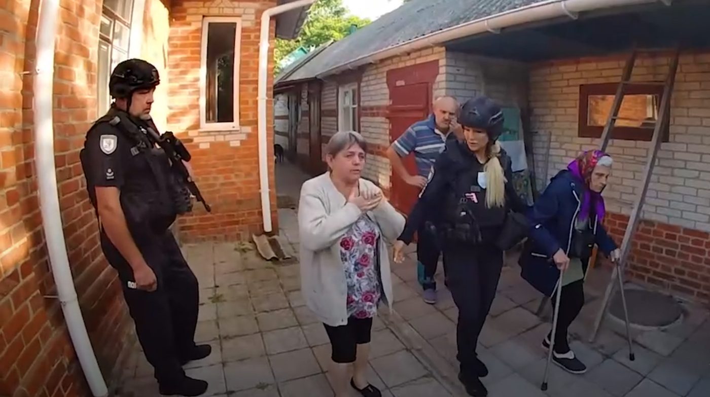 Під прицілом дронів: «Білі янголи» евакуювали трьох цивільних із Сумщини (ВІДЕО)