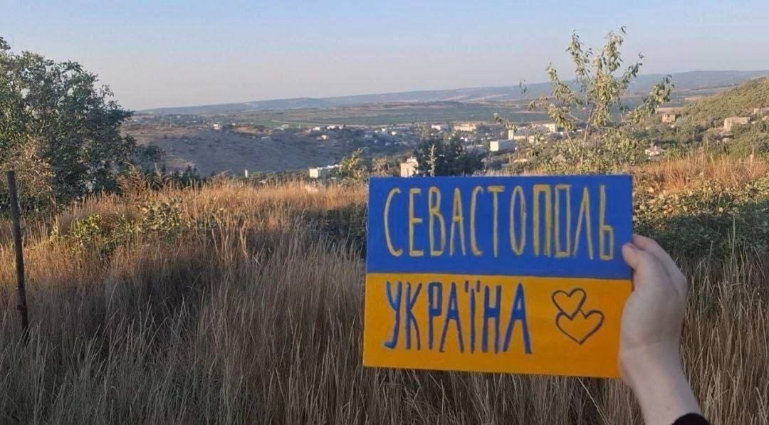 До Дня прапора активісти поширили українські стяги в окупованих містах (ФОТО)