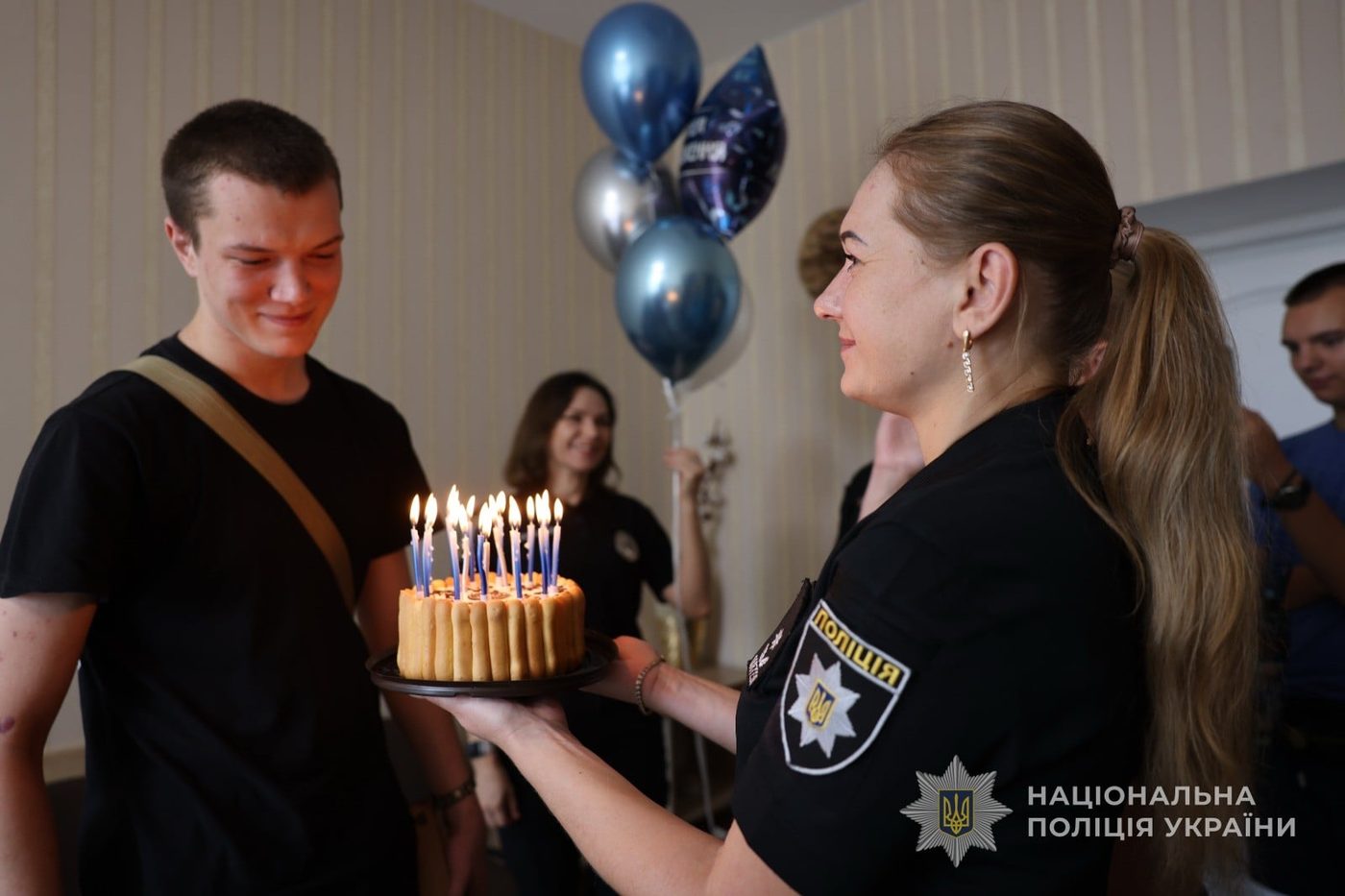 На Сумщині пораненого поліцейського колеги привітали з 20-річчям, яке він зустрів у лікарні