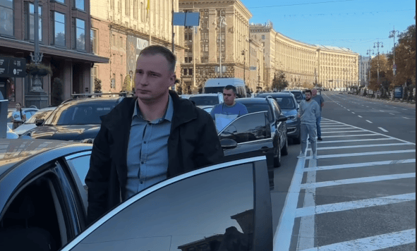 У Києві почали зупиняти рух на Хрещатику під час хвилини мовчання (ВІДЕО)