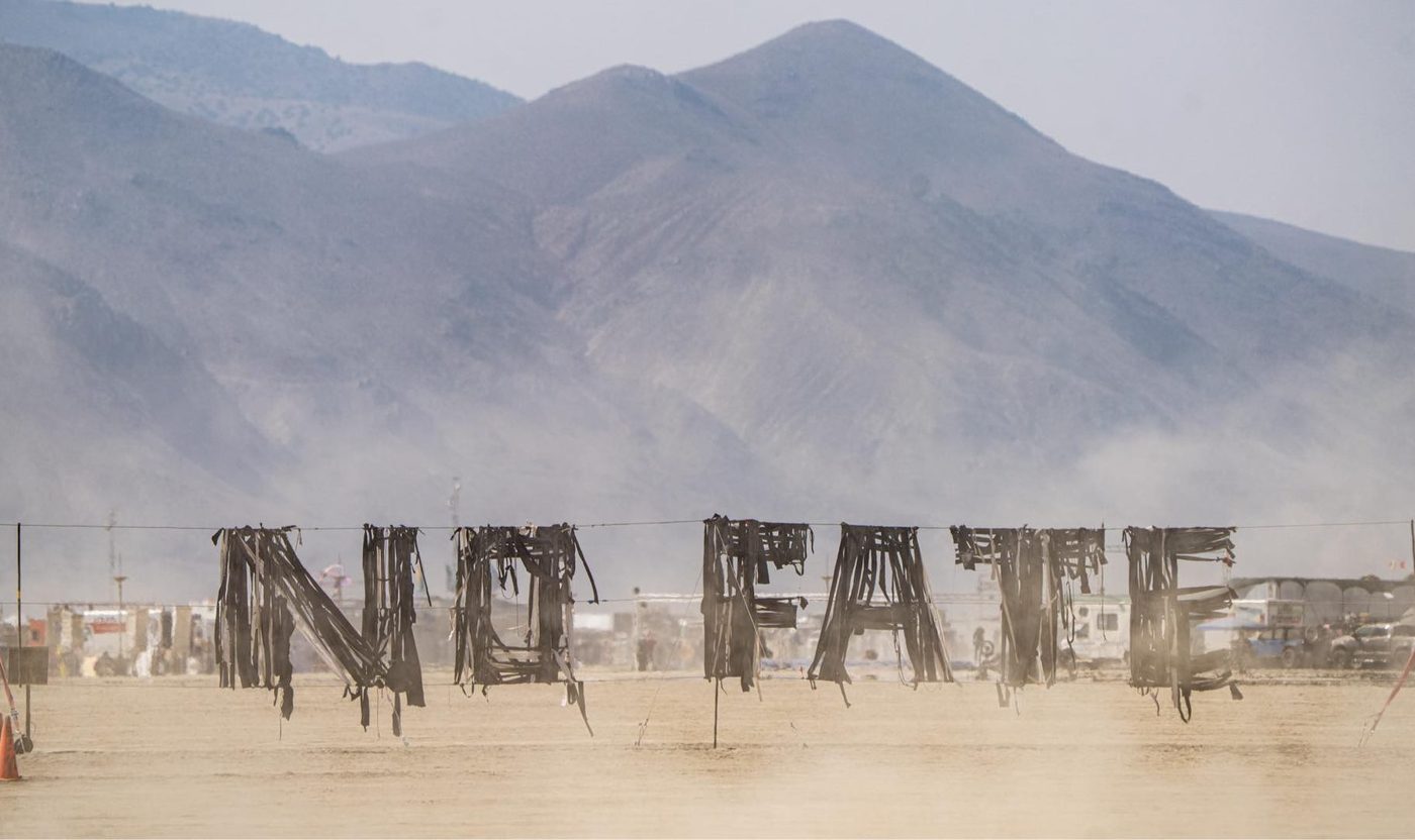 Із залишків «Чорної хмари» на Burning Man створили нову інсталяцію No Fate