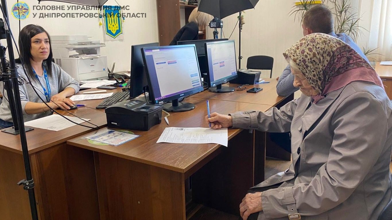 Сусіди допомогли 101-річній бабусі оформити закордонний паспорт, щоб та поїхала до рідних у Німеччину