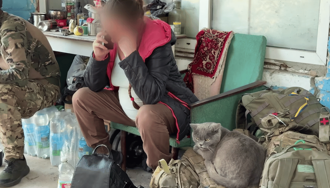 Воїни ЗСУ евакуювали з Покровська вагітну жінку, яка вибиралася з міста на велосипеді (ВІДЕО)
