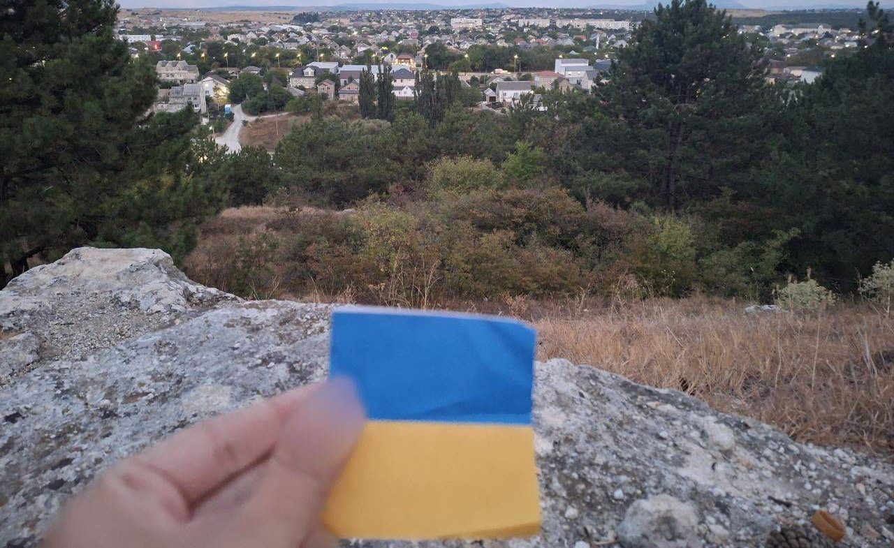 У Криму учасники спротиву поширили нові проукраїнські символи (ФОТО)