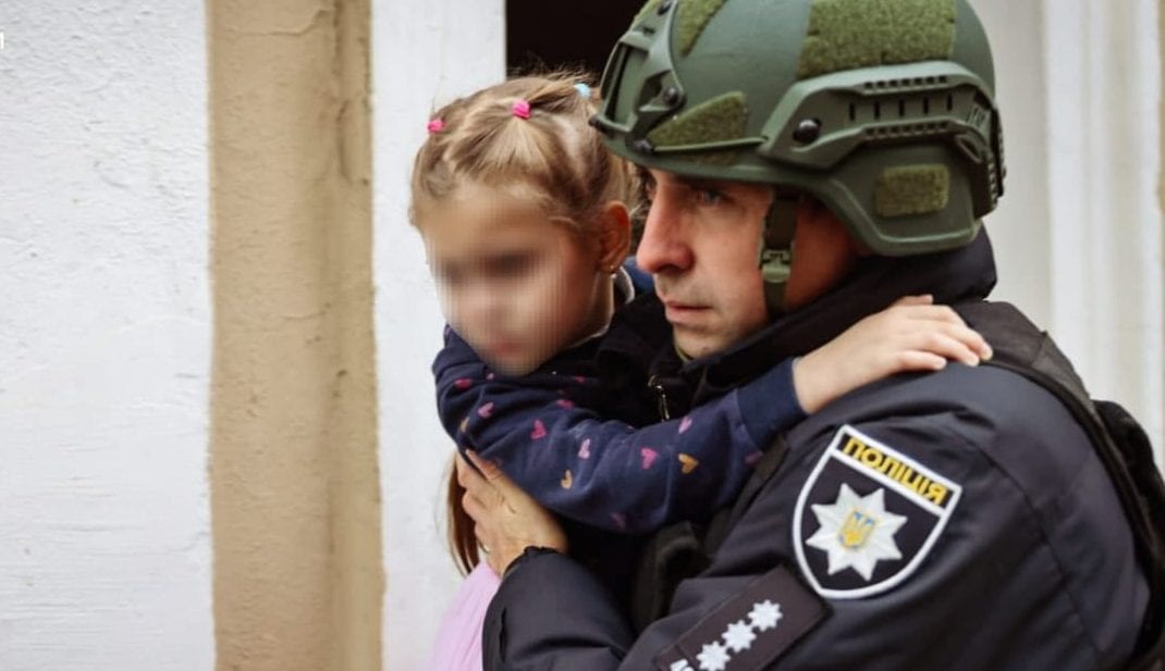 У Харкові рятувальники та поліцейські на руках виносили дітей після атаки БпЛА