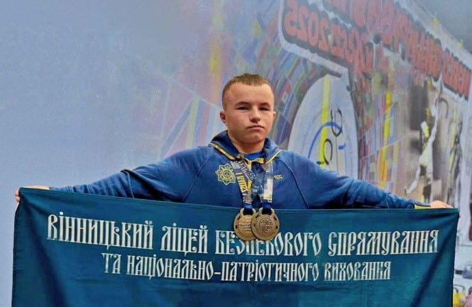 Юний українець став дворазовим чемпіоном світу з гирьового спорту