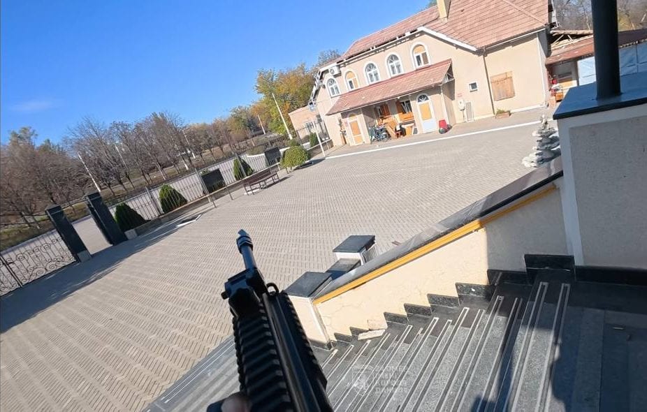 Український пресофіцер урятував від ворожого дрона іноземних журналістів (ВІДЕО)