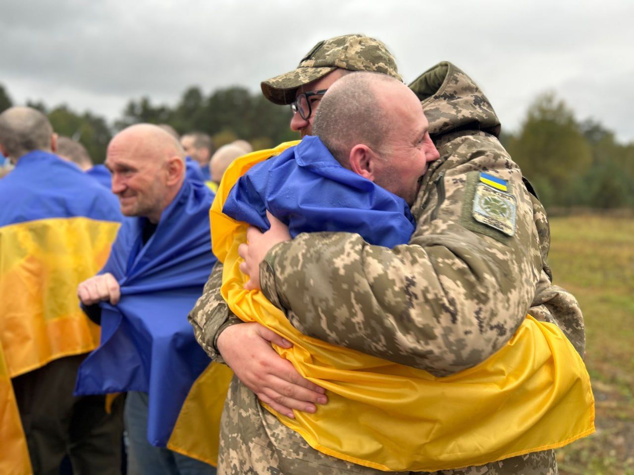 «Наші вдома»: з полону визволили 185 захисників та 20 цивільних українців