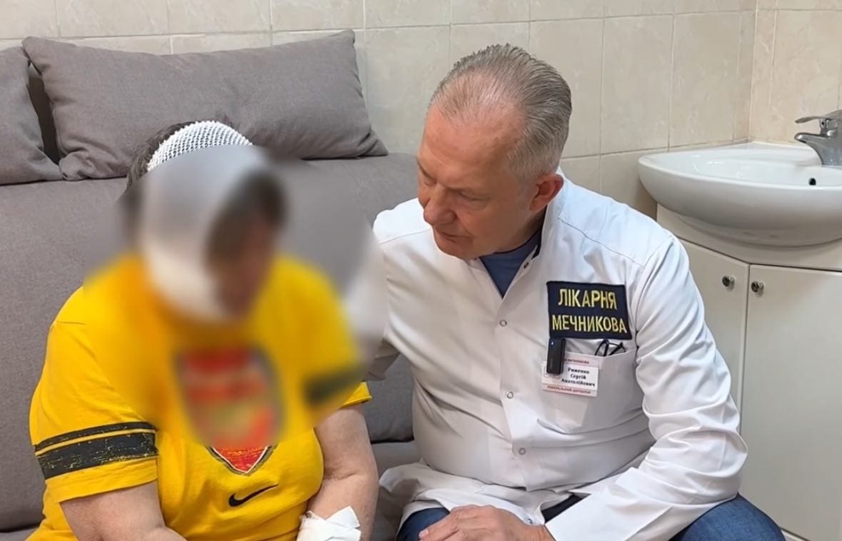 Дніпровські хірурги прооперували жінку, закривши кульову рану на голові (ВІДЕО)