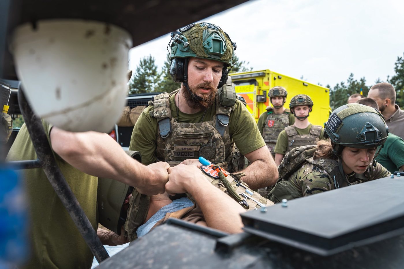 Броньований НРК врятував пораненого бійця з ворожої території