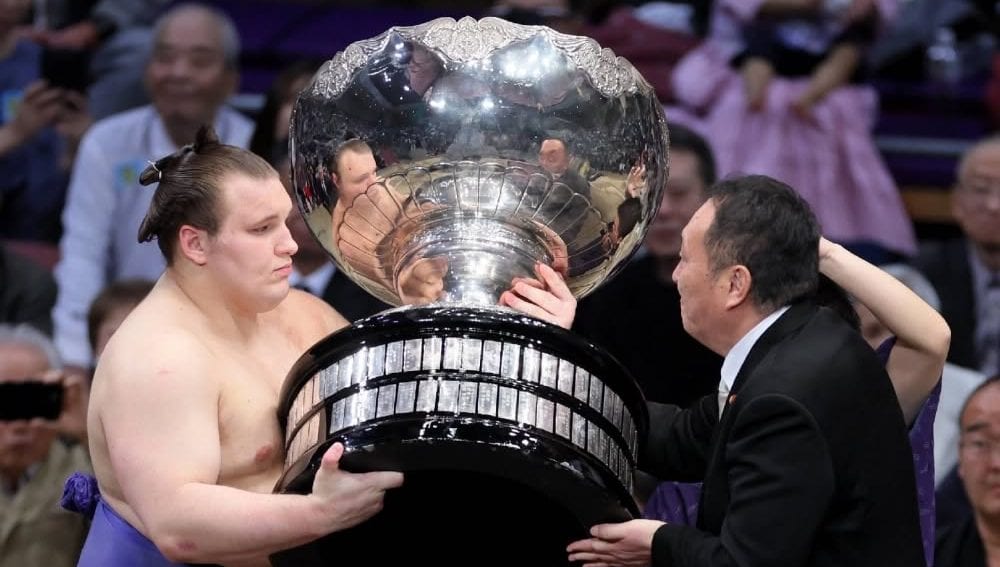 Данило Явгусишин із Кубком Імператора