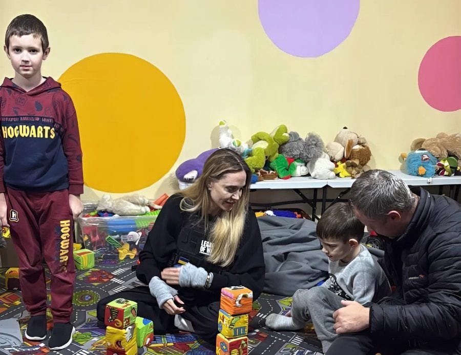 Анджеліна Джолі навідалася до пацієнтів пологового та дитячої лікарні в Херсоні