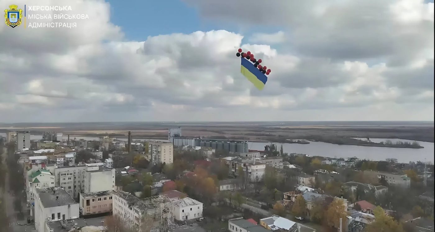 У Херсоні запустили український прапор, який перетнув Дніпро та піднявся над ТОТ