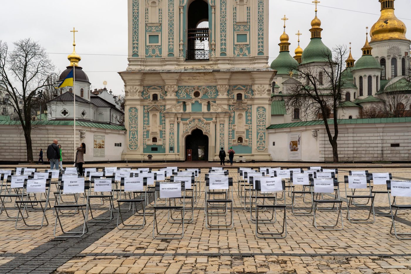 У Києві відбулася акція «Порожні стільці» на підтримку полонених журналістів та правозахисників
