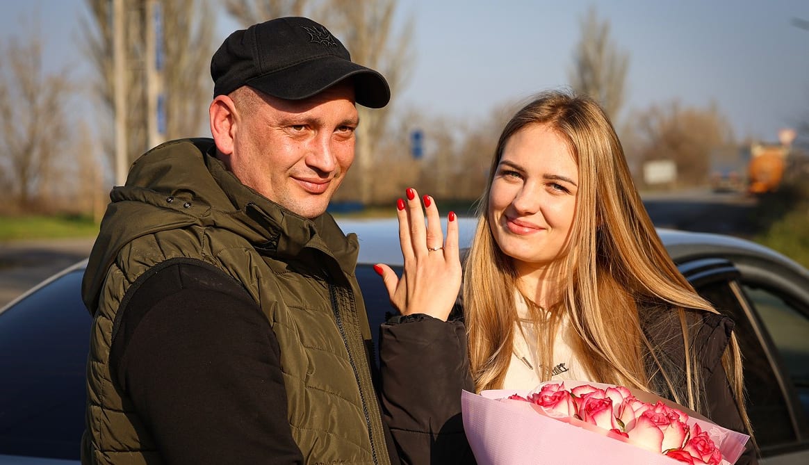 Боєць бригади «Лють» освідчився коханій після повернення з фронту (ВІДЕО)