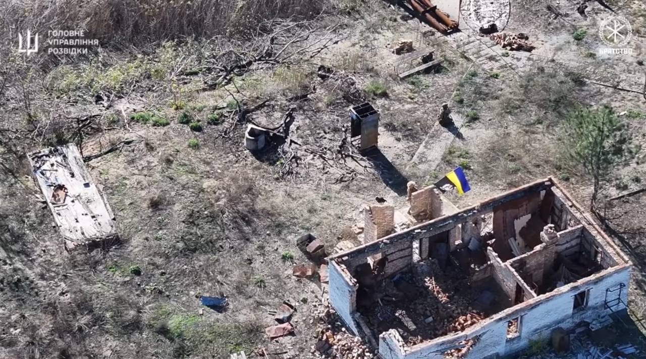 Над Каховським водосховищем підняли синьо-жовтий прапор