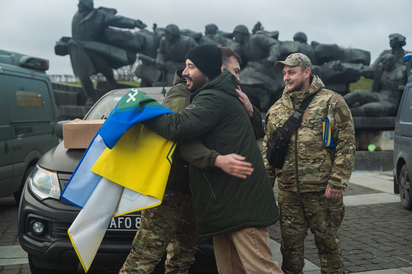 Тімоті Снайдер та волонтери NAFO передали «Хартії» 10 автівок