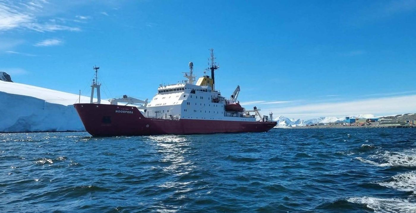 Український криголам «Ноосфера» вперше перетнув Південне полярне коло
