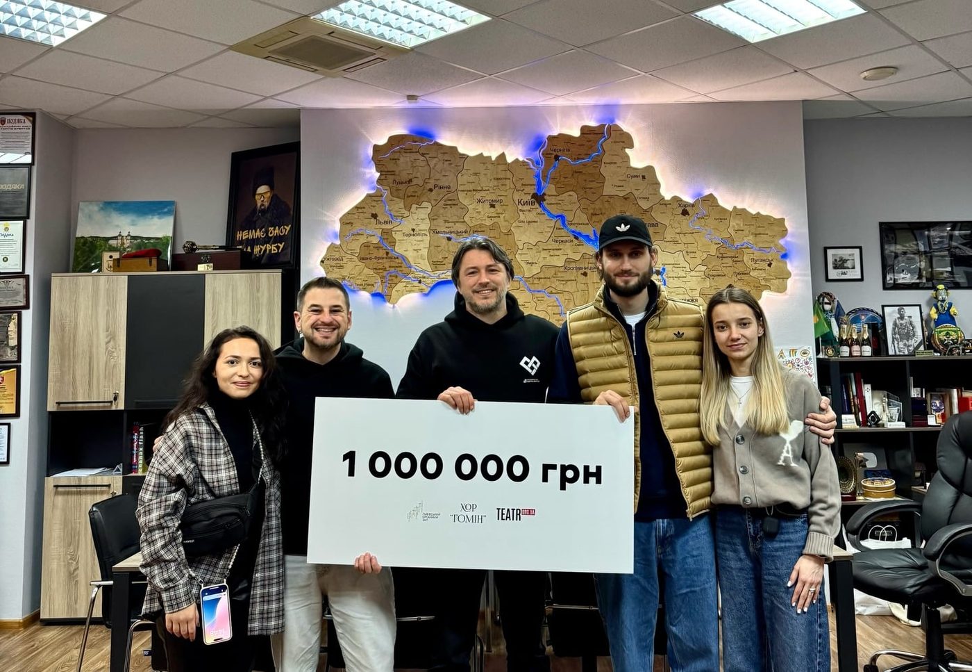 Хор «Гомін» передав мільйон гривень на «Єдинозбір» для дронів-перехоплювачів