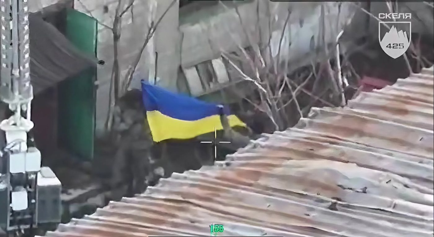 Українські штурмовики підняли синьо-жовтий прапор у центрі Покровська (ВІДЕО)