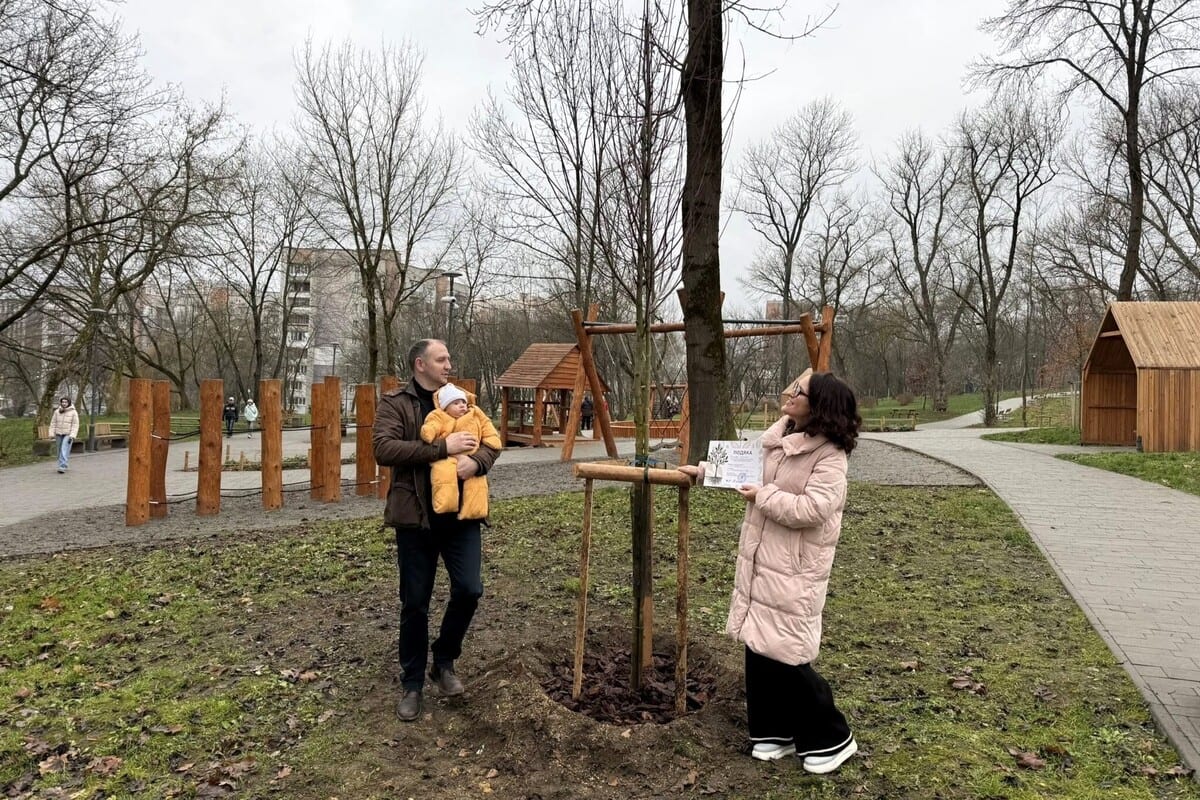 У Львові запустили екоакцію «Подаруй дитині дерево», щоб озеленити місто