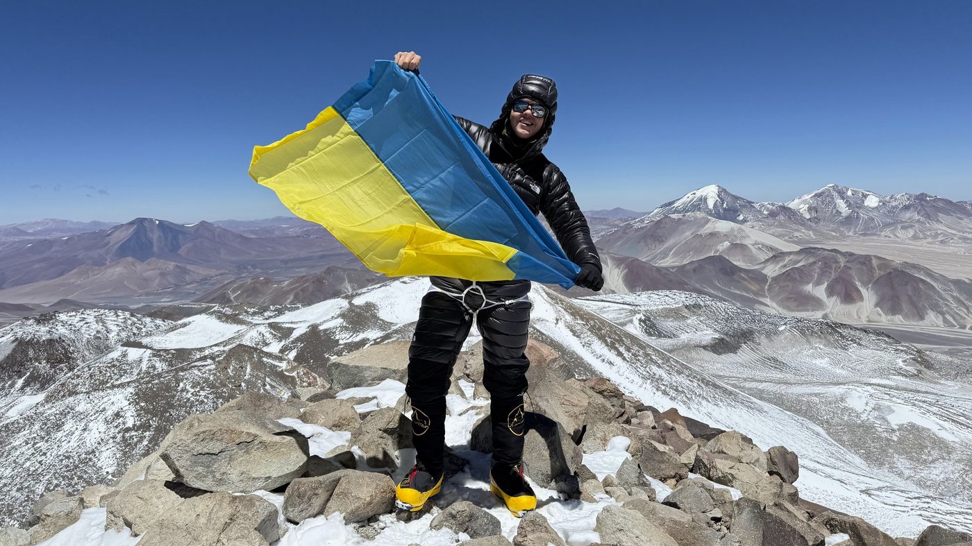 Українець зійшов на найвищий вулкан світу