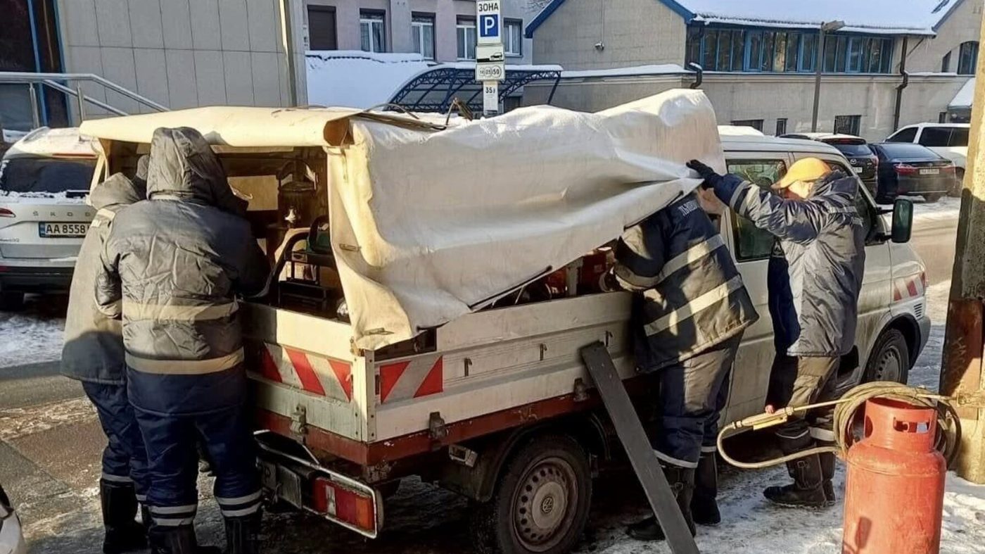 Шість бригад львівських комунальників приїхали в Київ, щоб ліквідувати наслідки російських атак