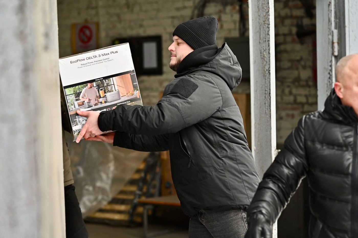 Партнери з Чехії передали жителям Київщини 60 EcoFlow для пунктів незламності