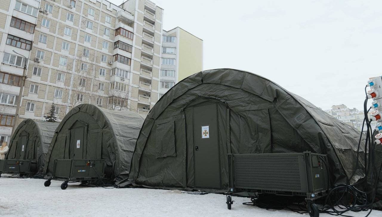 На Троєщині розгорнули наметові містечка через відсутність світла й тепла