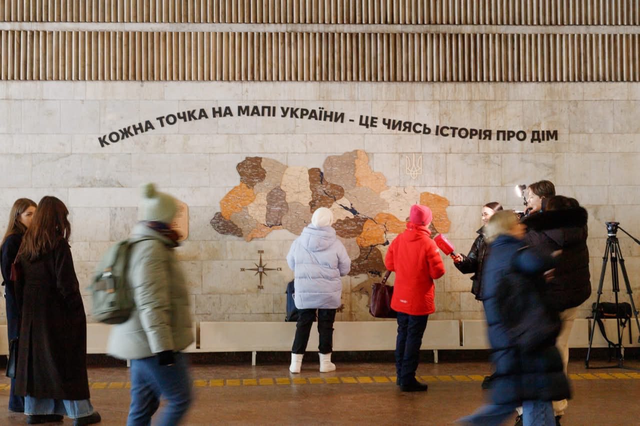 У Київському метро створили мапу мрій, де кожен може залишити позначку на рідному місті
