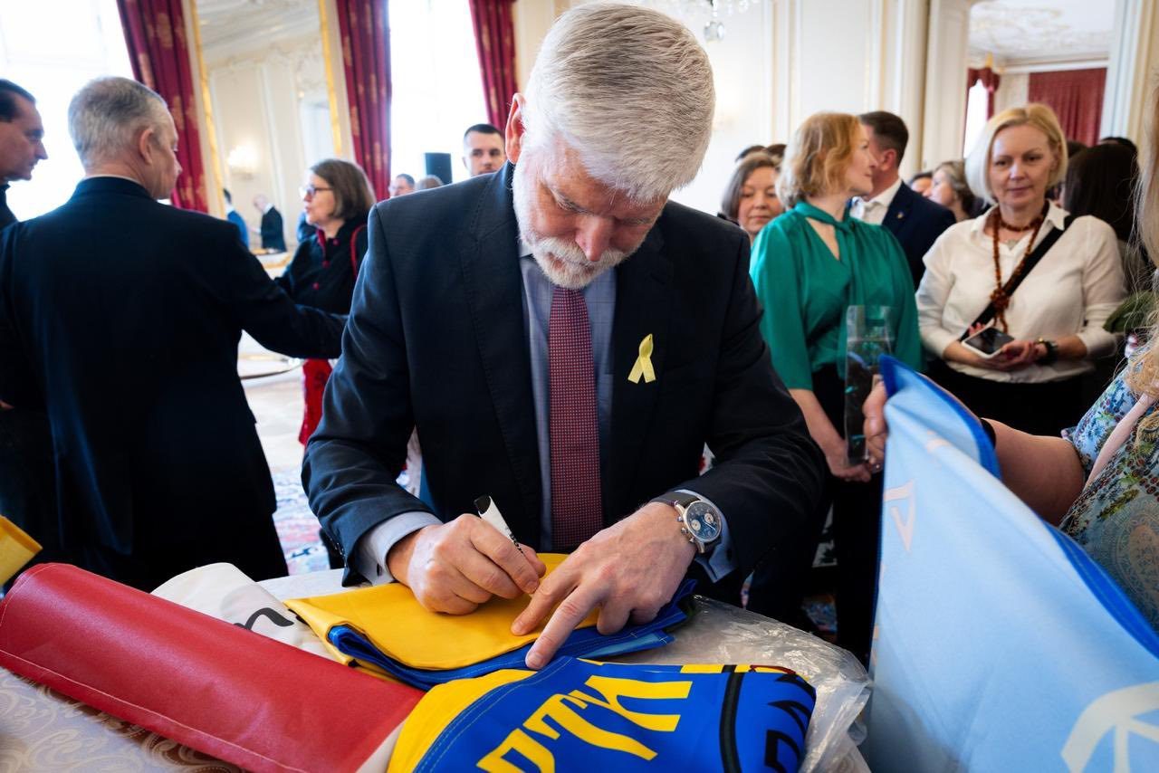 Президент Чехії пов’язав жовту стрічку на знак солідарності з українцями в окупації