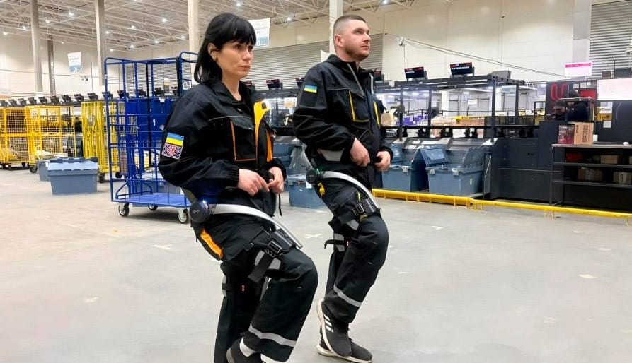 «Укрпошта» тестує екзоскелети, щоб знизити фізичне навантаження своїх працівників