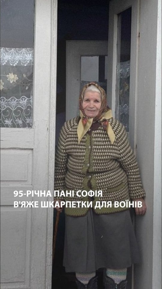 95-річна пані Софія в’яже шкарпетки для воїнів